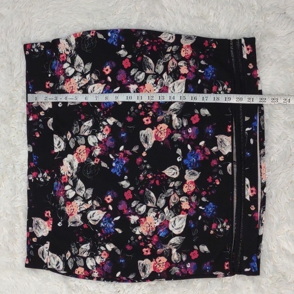 Torrid Floral and Lace Stretch Mini Skirt size 3XL - Picture 11 of 12